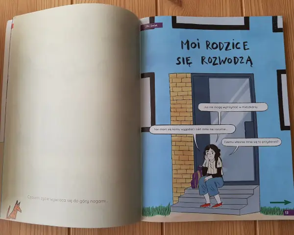 Ilustracja z książki o rozwodzie dla dzieci. Dziewczynka siedzi na schodach przed domem, czując się samotna i zagubiona.