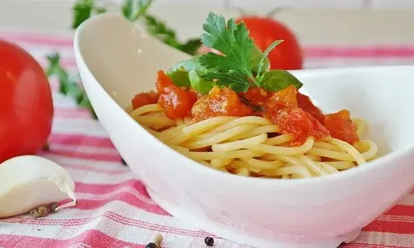 Sosy do spaghetti w Biedronce – poznaj smaki i ceny, które zaskoczą