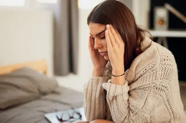Ból głowy objawy: jak rozpoznać groźne symptomy i przyczyny