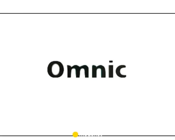 Czarny napis "Omnic" na białym tle. Pod napisem mała żółta kropka i przerywana linia, jakby to był omnic ocas.