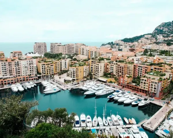 Porto con yacht e palazzi colorati, un'idea di cosa vedere a Monaco di Baviera in un giorno.