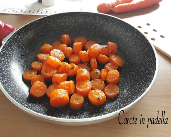 Carote in padella, tagliate a rondelle e cotte al punto giusto, con erbe aromatiche.
