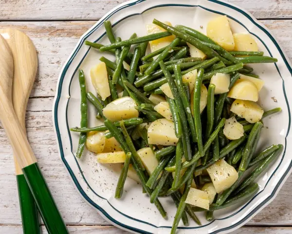 Insalata di patate lesse e fagiolini verdi, un'idea fresca e leggera per un contorno gustoso.