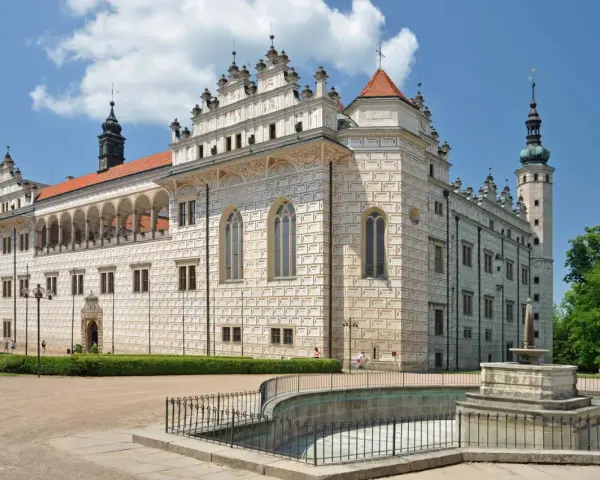 Zamek Litomyśl, perła renesansu, to fascynujące miejsce pełne ciekawostek o Czechach. Jego unikalna fasada zdobiona sgraffito zachwyca.