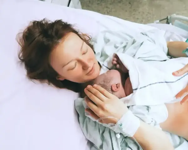 Mama tuli dziecko na rękach, szczęśliwa po 39 tygodniu ciąży.