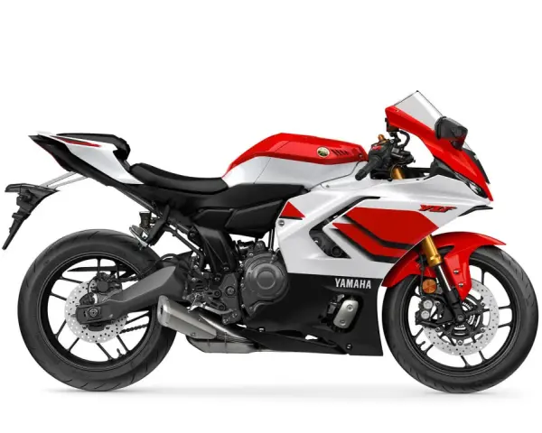 Sportowy motocykl Yamaha R7 w biało-czerwonej kolorystyce. Szczegółowe yamaha r7 dane techniczne dostępne online.