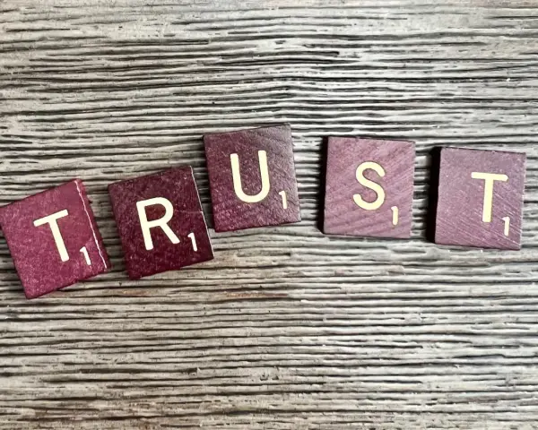 Litery układają się w słowo "TRUST". Kiedy pojawia się kłamstwo w związku, zaufanie znika.