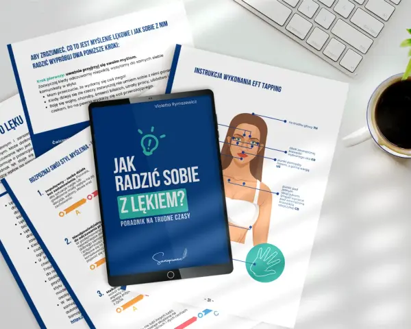Tablet z grafiką instrukcji EFT Tapping i dokumenty dotyczące lęków.