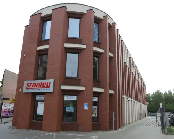 Nowoczesny budynek z cegły z napisem "stanley centrum medyczne".