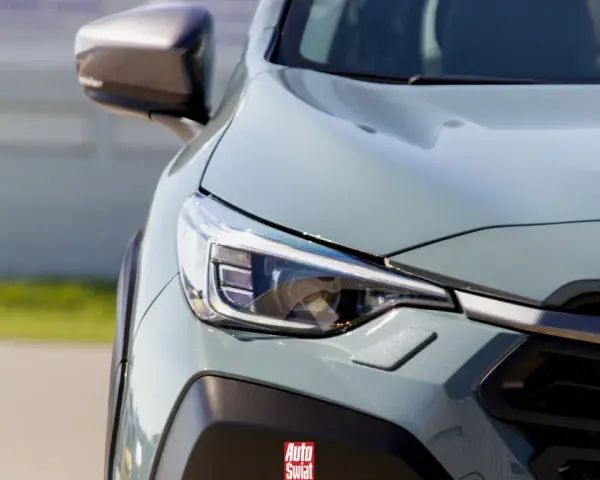 Szary, nowoczesny SUV z reflektorem LED. Logo "Auto Świat" na zderzaku sugeruje, że to auto top marki.