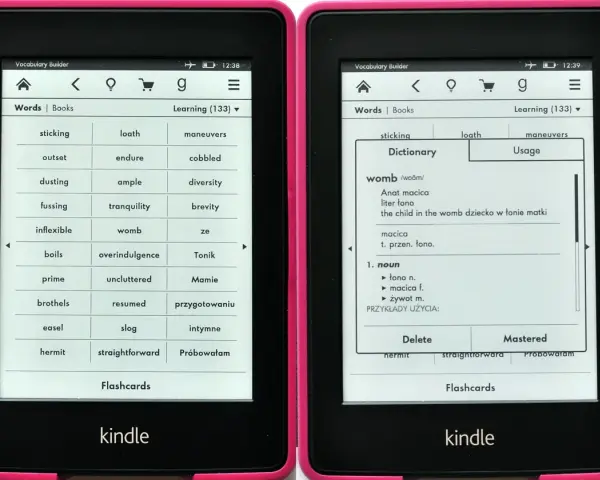 Dwa czytniki Kindle z różowymi ramkami. Na ekranach widoczne są listy słówek i definicje, pokazujące funkcjonalność nauki słówek, idealne do nauki języków obcych na Kindlu.