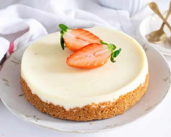 Deliciosa tarta de cuajada con base crujiente y fresas frescas. Perfecta para cualquier ocasión.