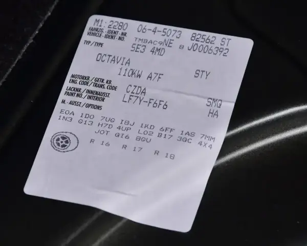 Naklejka z danymi pojazdu Skoda Octavia, zawiera m.in. numer silnika CZDA.