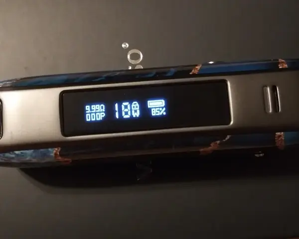 Vaporesso Luxe PM40 con pantalla mostrando 18W y 85% de batería. Diseño con detalles azules y marrones.