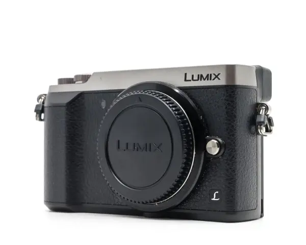 Appareil photo Lumix GX9, prêt pour un test. Son design compact et sa finition texturée en font un objet attrayant.