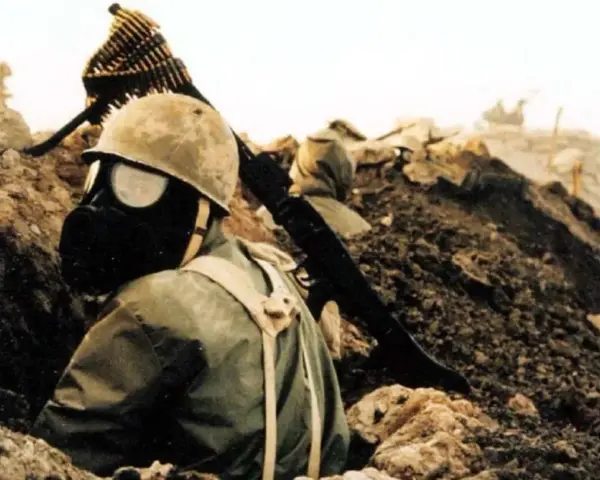 Soldado con máscara de gas en una trinchera, listo para el combate en la guerra Irán-Irak 1980.