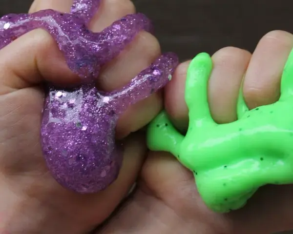 Jak usunąć plamy ze slime'a? Skuteczne domowe sposoby