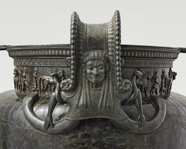 Détail du vase de Vix : une figure féminine aux longs cheveux, entourée de serpents, orne ce chef-d'œuvre antique.