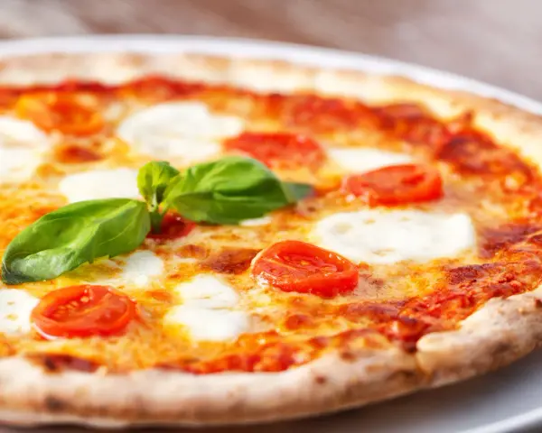 Jak zrobić pizzę jak z pizzerii? Przepis i triki pizzaiolo