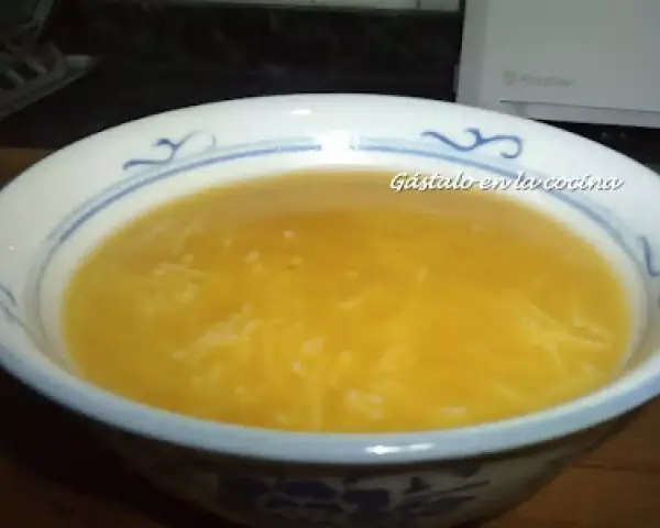 Tazón de sopa de pollo casera con fideos finos.