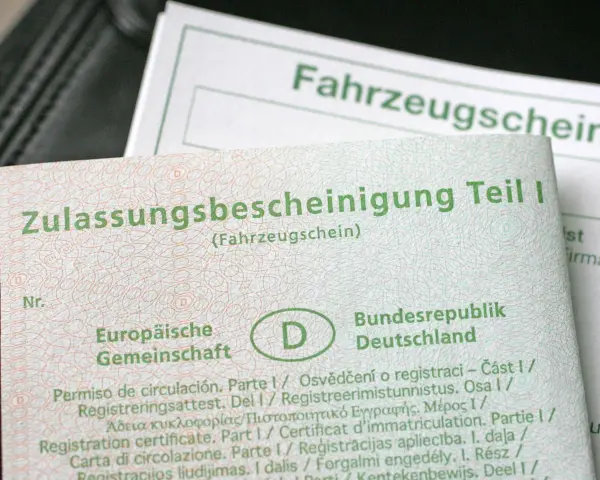 Deutsche Zulassungsbescheinigung Teil I, auch Fahrzeugschein genannt, mit EU-Symbol und Länderkennzeichen D.