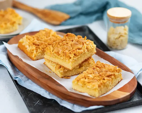 Saftiger Blechkuchen mit knuspriger Mandel-Decke, perfekt für ein schnelles Tassenkuchen Rezept.