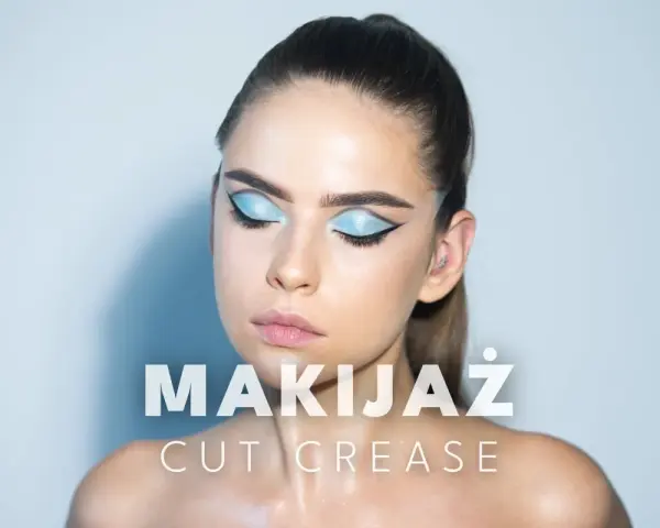 Modelka z błękitnym makijażem oczu w stylu cut crease, z wyraźną kreską eyelinera.