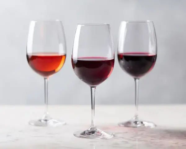 Tre glas med vin, perfekt för att välja rätt vin till ryggbiff.