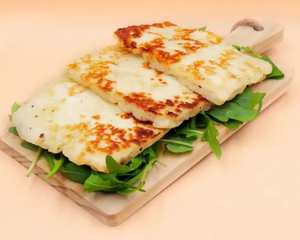 Zamienniki sera halloumi, które zaskoczą Twoje dania i podniebienie