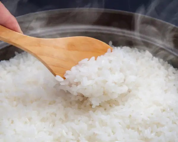 Ryż ugotowany: Ile ma kalorii? Biały, brązowy i wpływ na dietę