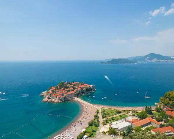 Wyspa Sveti Stefan, perła Czarnogóry, kusi turystów. Idealne miejsce, by zapytać: gdzie do Czarnogóry?