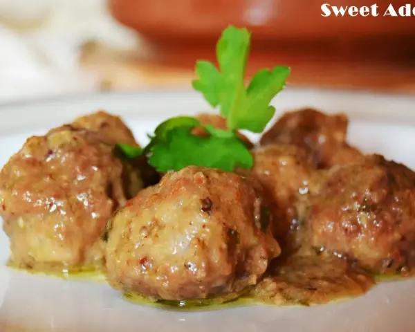 Deliciosas albóndigas en salsa de almendras, un plato casero que invita a repetir.