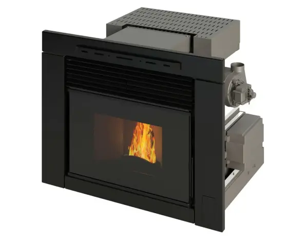 Chimenea de pellets moderna con puerta de cristal y llama encendida. Diseño elegante en negro con detalles metálicos.