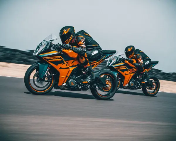 Dwóch motocyklistów na torze ściga się na pomarańczowych KTM RC 390. Poznajcie ich dane techniczne!