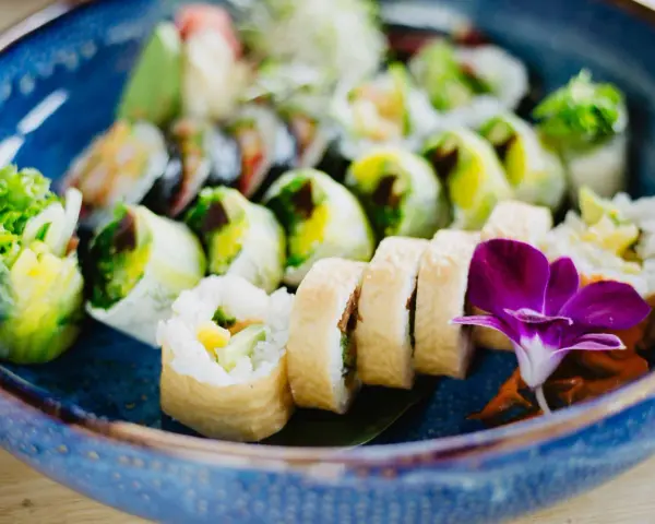 Czy pies może jeść sushi? Dowiedz się, co może mu zaszkodzić