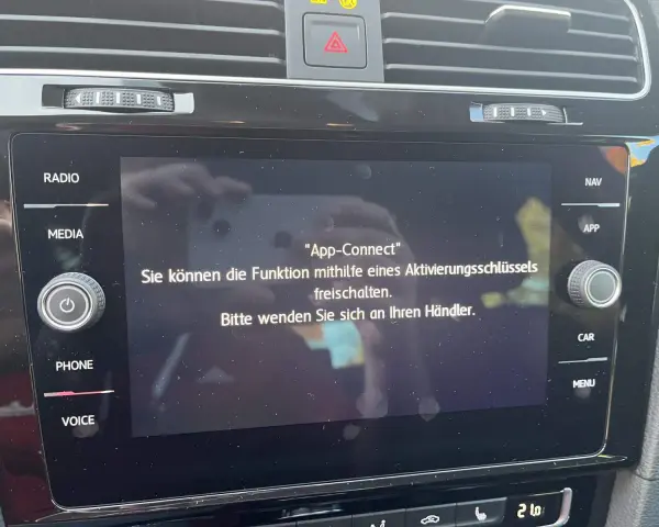 VW Golf 7 Display zeigt "App-Connect" an. Um die Funktion freizuschalten, wird ein Aktivierungsschlüssel benötigt. Kontaktieren Sie Ihren Händler für Ihren VW Golf 7 Carplay freischalten.