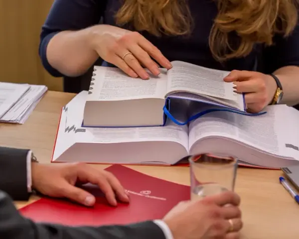 Doręczenie pozwu: Co musisz wiedzieć o terminach i komorniku?