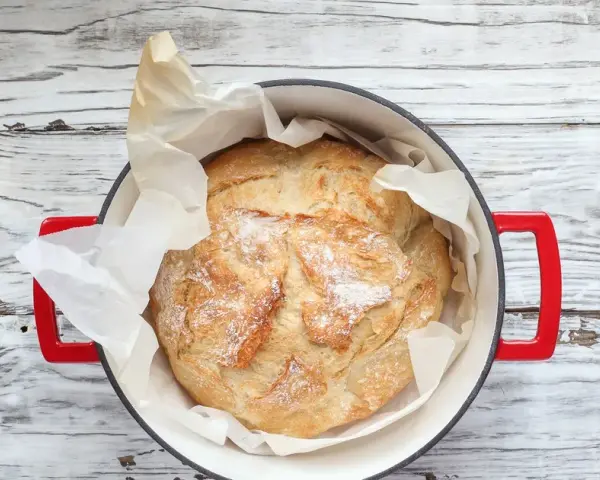 Jaki garnek do pieczenia chleba? Odkryj najlepsze opcje i porady