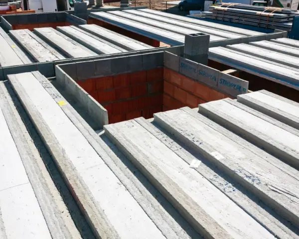Strop panelowy smart cena za m2. Betonowe belki stropowe ułożone na budowie, gotowe do montażu.