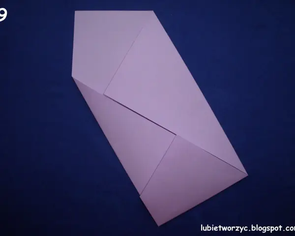 Krok 9: papierowa koperta prawie gotowa. Złóż dolne rogi do środka, by zakończyć składanie koperty.