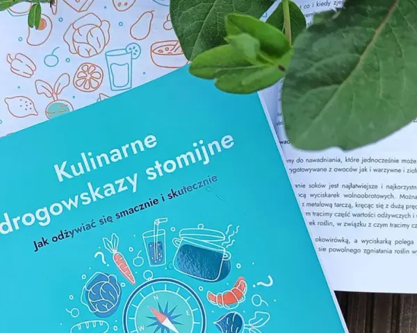 Okładka książki "Kulinarne drogowskazy stomijne" z ilustracjami warzyw, owoców i naczyń.