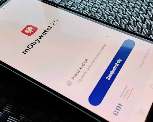 Ekran smartfona z aplikacją mObywatel 2.0 i godłem Polski.