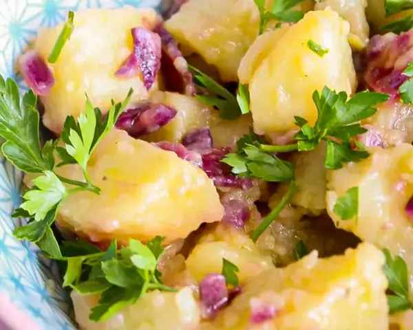 Salade de pommes de terre crémeuse avec oignons rouges et persil frais, un assaisonnement salade de pommes de terre parfait.