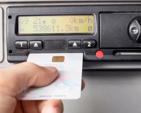 Wkładanie karty kierowcy do tachografu, kluczowy element w procesie wymiany tachografów.