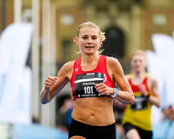 Hanna Lindholm tävlar i halvmaraton, nummer 101, med fokus och beslutsamhet.