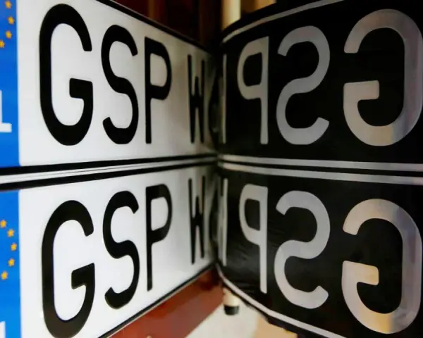 Dwie tablice rejestracyjne GSP W192, jedna z symbolem PL i gwiazdkami UE, druga czarna. Knt rejestracja.