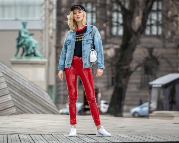 Jakie spodnie do czerwonej bluzy? Oto najlepsze stylizacje na każdą okazję