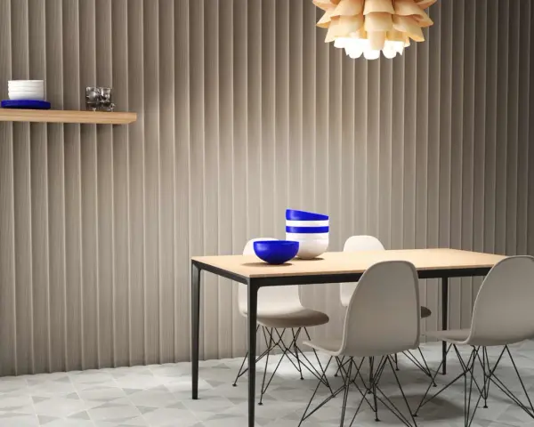 Paredes acanaladas que disimulan imperfecciones, mesa de comedor con sillas modernas y un estante con decoración.