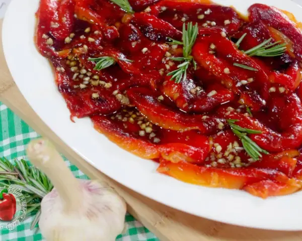 Geröstete Paprika in Öl mit Knoblauch und Rosmarin, ein köstliches Paprika Antipasti Rezept aus der Pfanne.