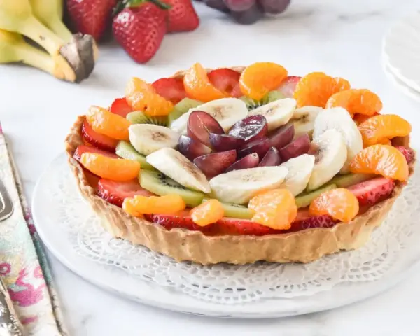 Tarta de hojaldre decorada con fresas, kiwi, plátano, mandarina y uvas. ¡Un postre fresco y colorido!
